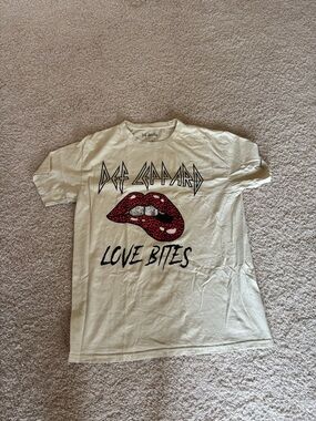 Def Leppard "Love Bites" Graphic Tee - Cream with Red Lips